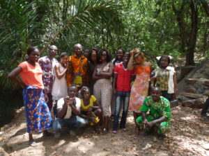 les étudiants de l’IRSBAC.Com à la chute de KOTA lors de leurs sortie pédagogique..