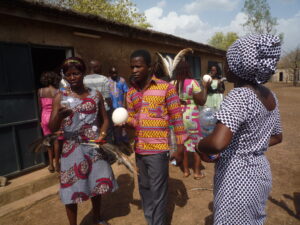 les étudiants plumes et coquilles d’oeuf d’autruche en main..
